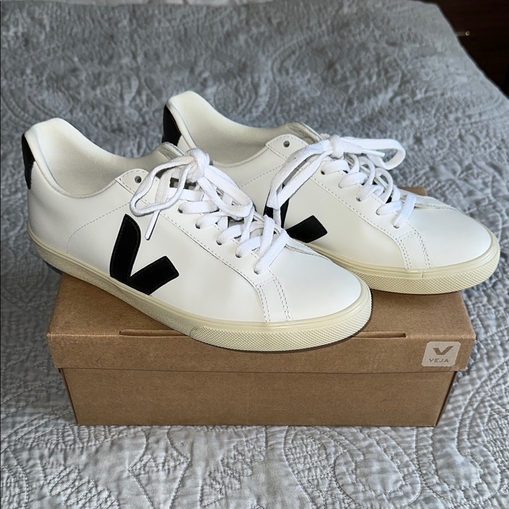 Veja Esplar logo leather White and Black Sneakers